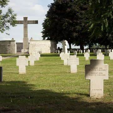 Ensemble formé par le cimetière allemand de la route de Solesmes et le Cambrai East Military Cemetery