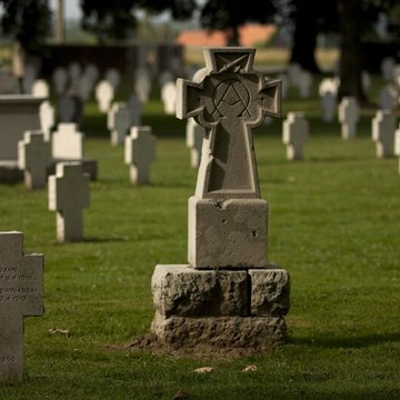 Ensemble formé par le cimetière allemand de la route de Solesmes et le Cambrai East Military Cemetery