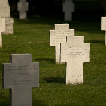Ensemble formé par le cimetière allemand de la route de Solesmes et le Cambrai East Military Cemetery