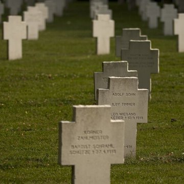 Ensemble formé par le cimetière allemand de la route de Solesmes et le Cambrai East Military Cemetery