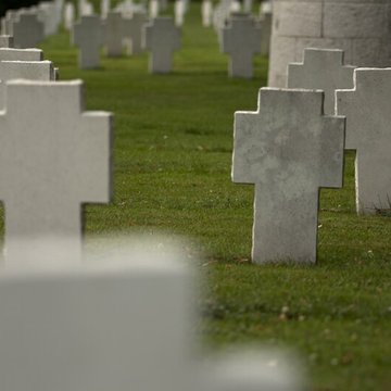 Ensemble formé par le cimetière allemand de la route de Solesmes et le Cambrai East Military Cemetery