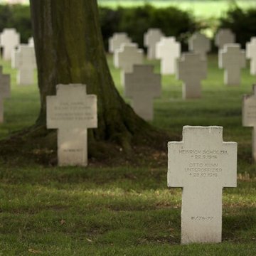 Ensemble formé par le cimetière allemand de la route de Solesmes et le Cambrai East Military Cemetery
