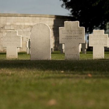 Ensemble formé par le cimetière allemand de la route de Solesmes et le Cambrai East Military Cemetery