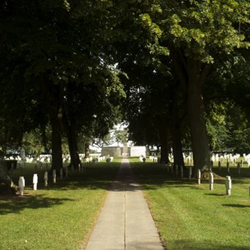 Ensemble formé par le cimetière allemand de la route de Solesmes et le Cambrai East Military Cemetery