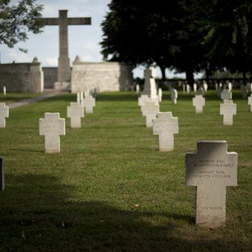 Ensemble formé par le cimetière allemand de la route de Solesmes et le Cambrai East Military Cemetery