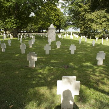 Ensemble formé par le cimetière allemand de la route de Solesmes et le Cambrai East Military Cemetery