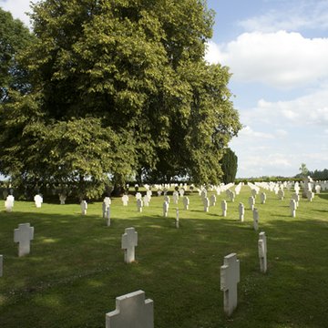 Ensemble formé par le cimetière allemand de la route de Solesmes et le Cambrai East Military Cemetery
