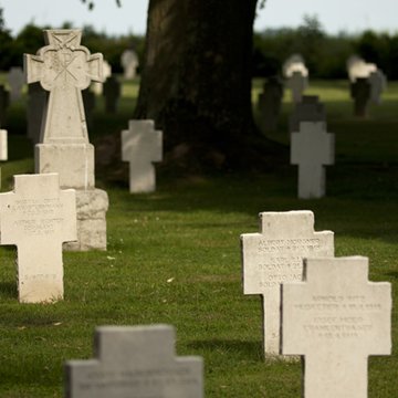 Ensemble formé par le cimetière allemand de la route de Solesmes et le Cambrai East Military Cemetery