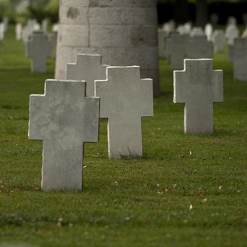 Ensemble formé par le cimetière allemand de la route de Solesmes et le Cambrai East Military Cemetery