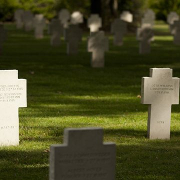 Ensemble formé par le cimetière allemand de la route de Solesmes et le Cambrai East Military Cemetery