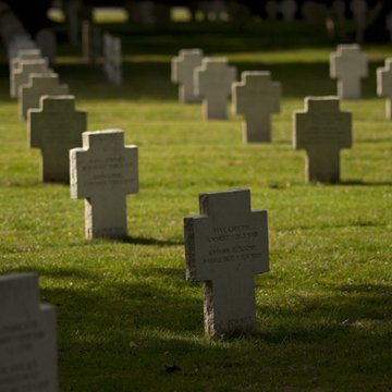 Ensemble formé par le cimetière allemand de la route de Solesmes et le Cambrai East Military Cemetery