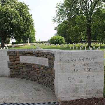 Ensemble formé par le cimetière allemand de la route de Solesmes et le Cambrai East Military Cemetery