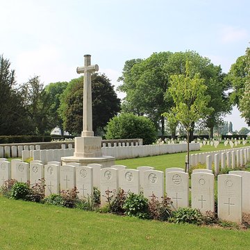 Ensemble formé par le cimetière allemand de la route de Solesmes et le Cambrai East Military Cemetery