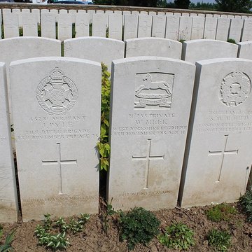 Ensemble formé par le cimetière allemand de la route de Solesmes et le Cambrai East Military Cemetery