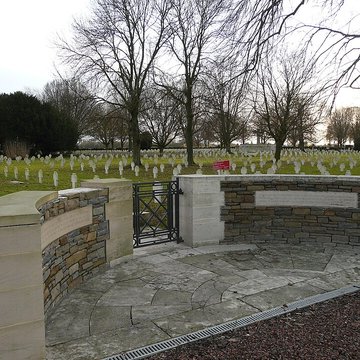 Ensemble formé par le cimetière allemand de la route de Solesmes et le Cambrai East Military Cemetery