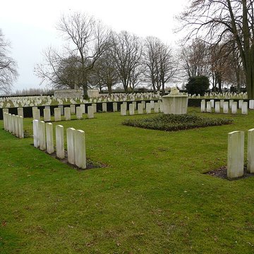 Ensemble formé par le cimetière allemand de la route de Solesmes et le Cambrai East Military Cemetery