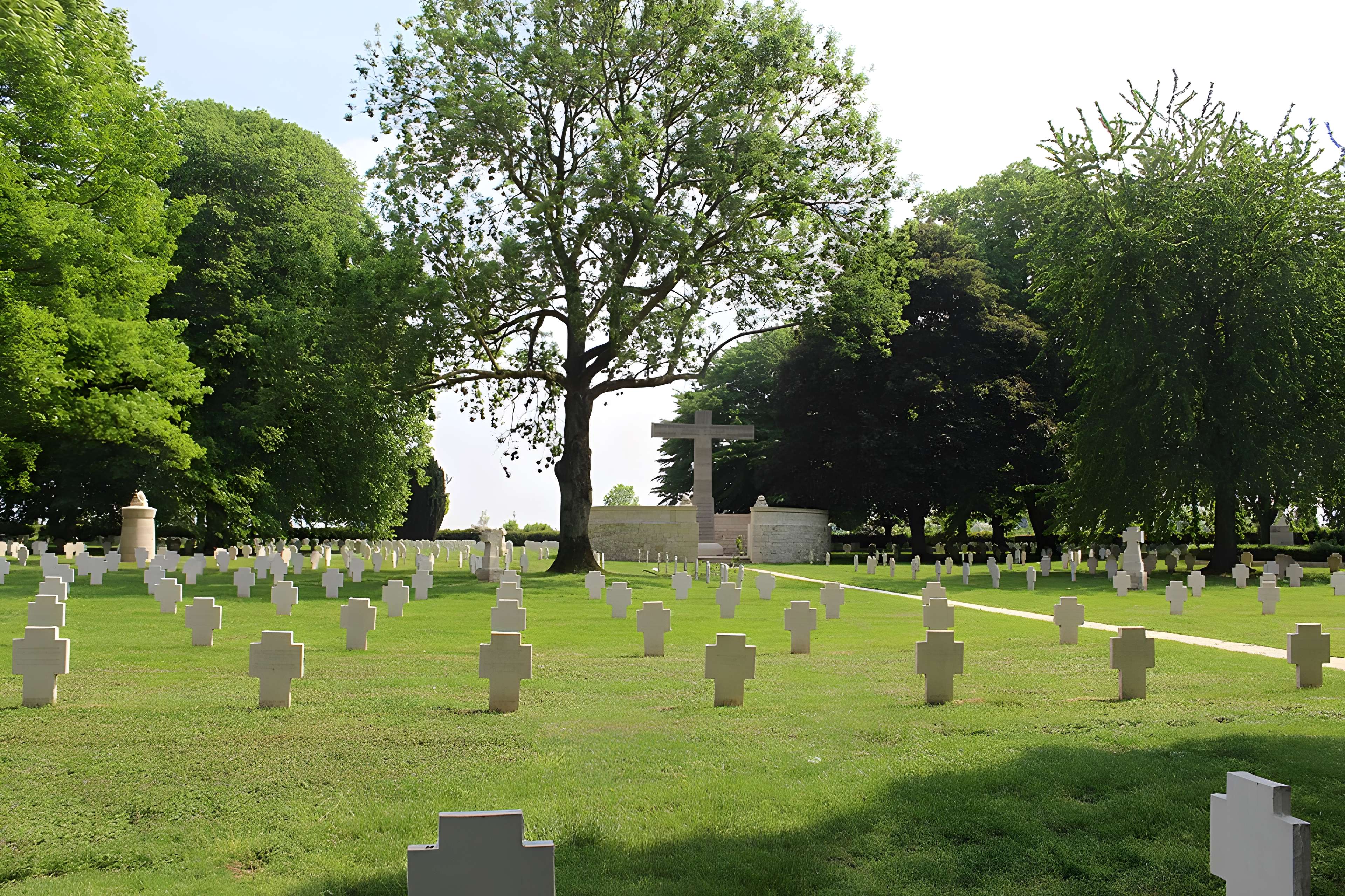 Ensemble formé par le cimetière allemand de la route de Solesmes et le Cambrai East Military Cemetery
