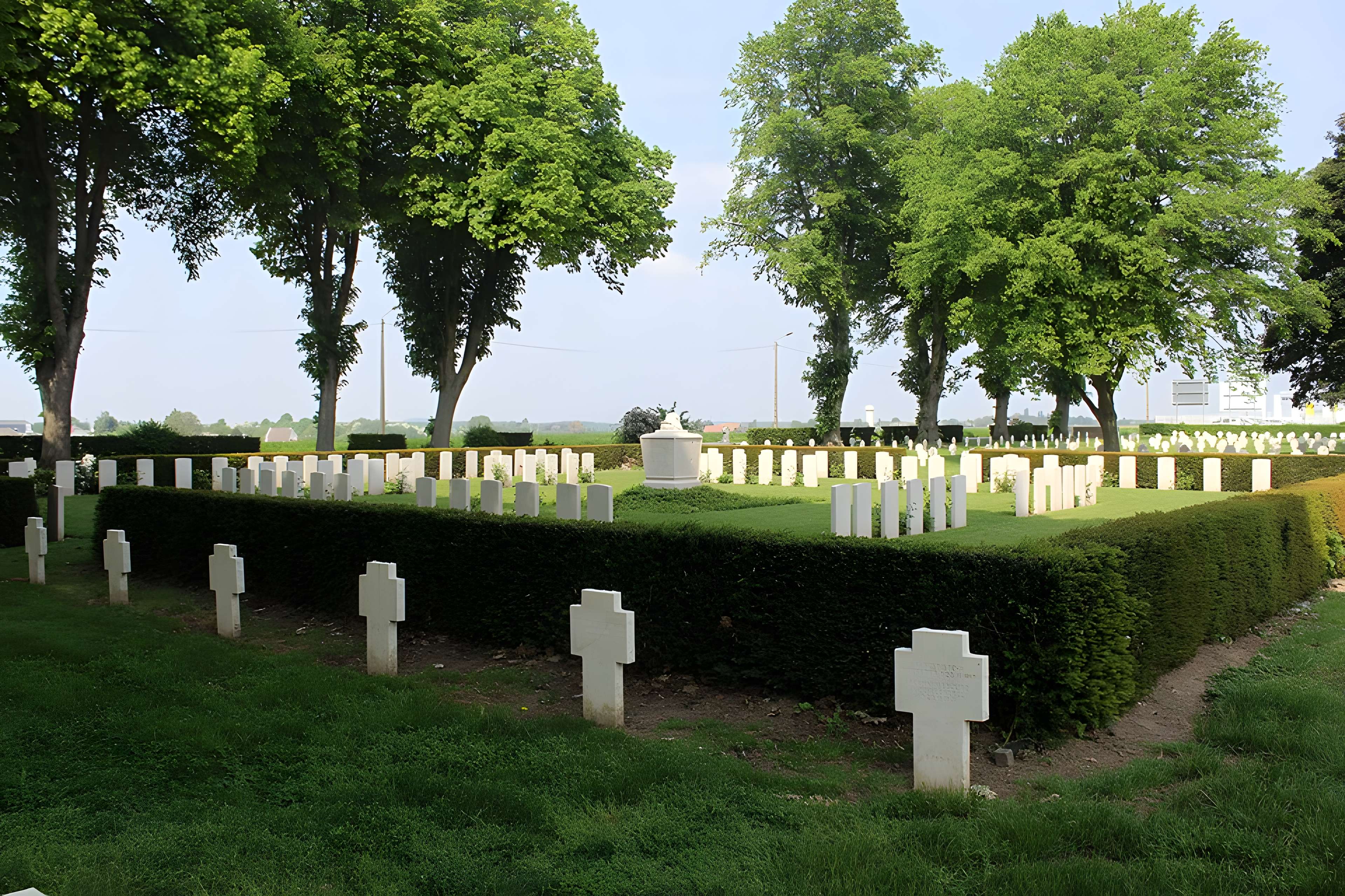 Ensemble formé par le cimetière allemand de la route de Solesmes et le Cambrai East Military Cemetery