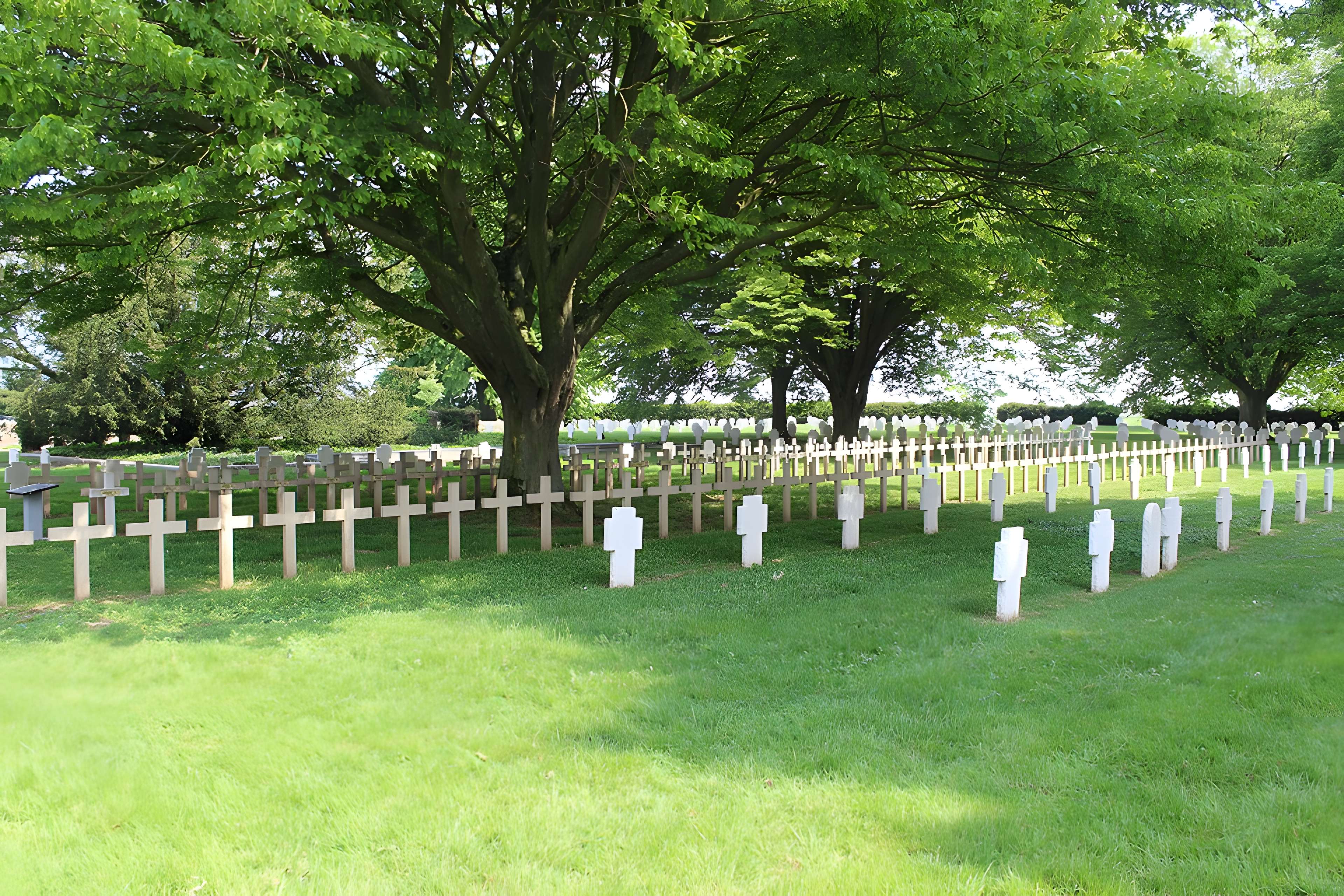 Ensemble formé par le cimetière allemand de la route de Solesmes et le Cambrai East Military Cemetery