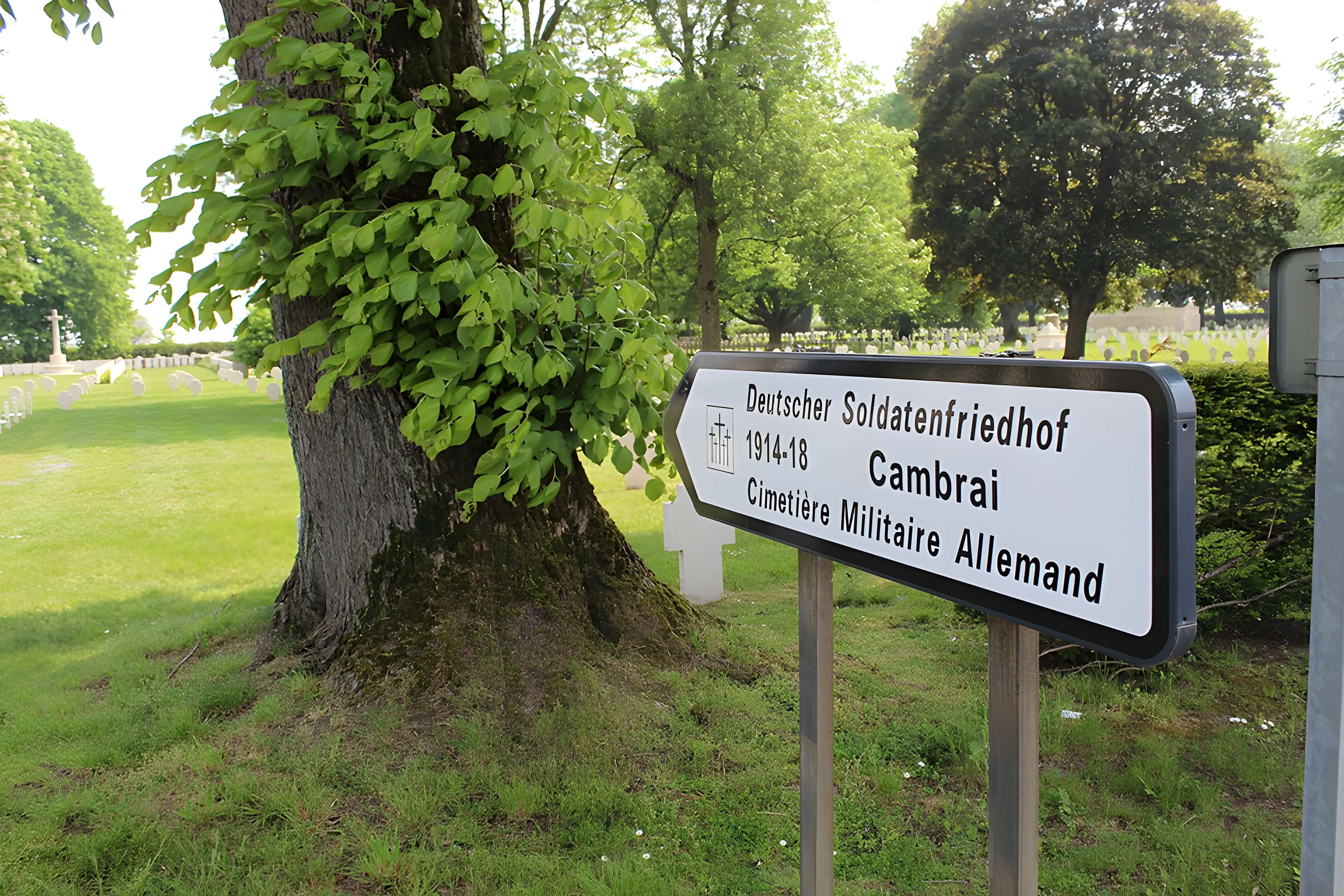 Ensemble formé par le cimetière allemand de la route de Solesmes et le Cambrai East Military Cemetery