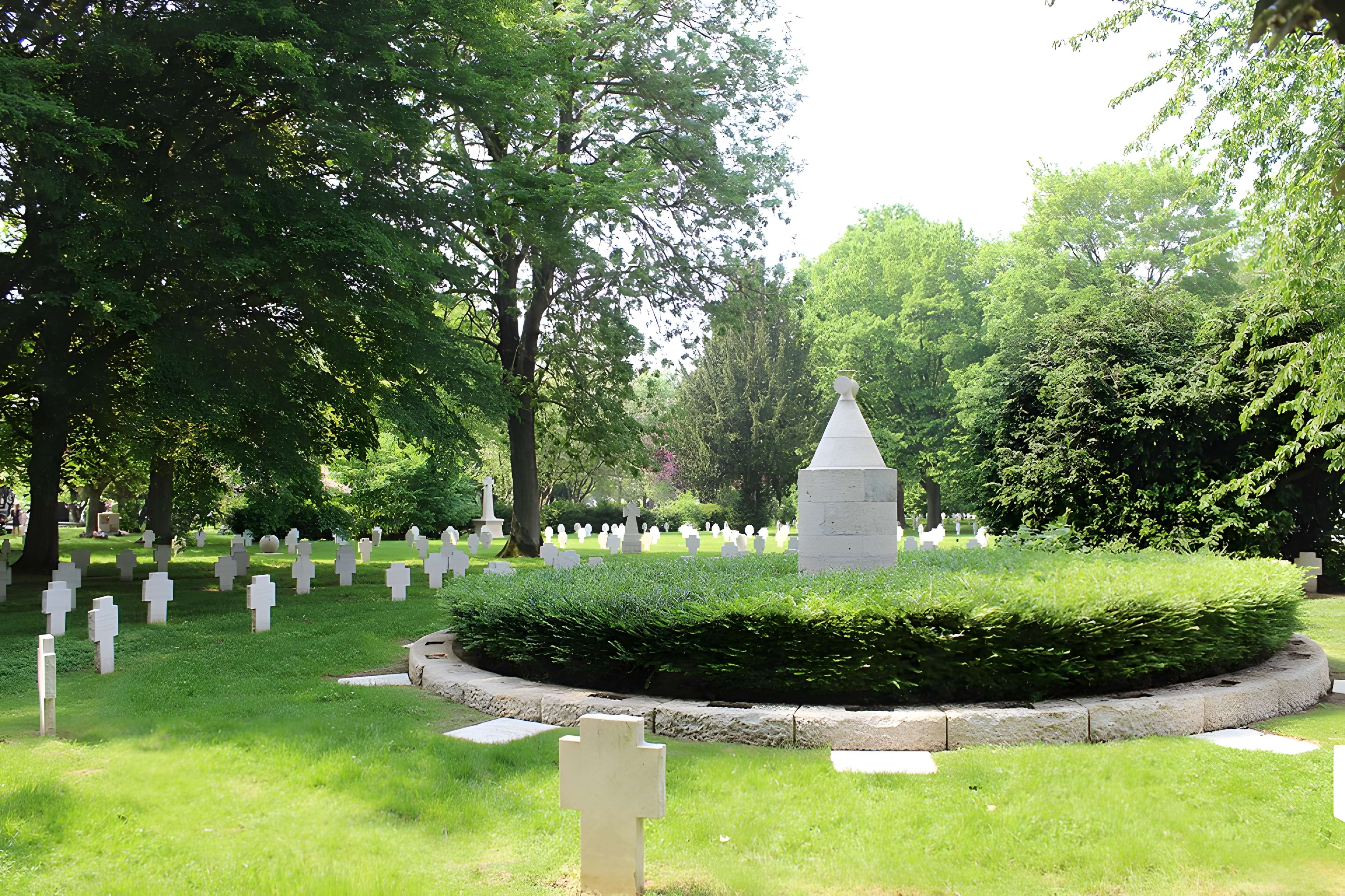 Ensemble formé par le cimetière allemand de la route de Solesmes et le Cambrai East Military Cemetery