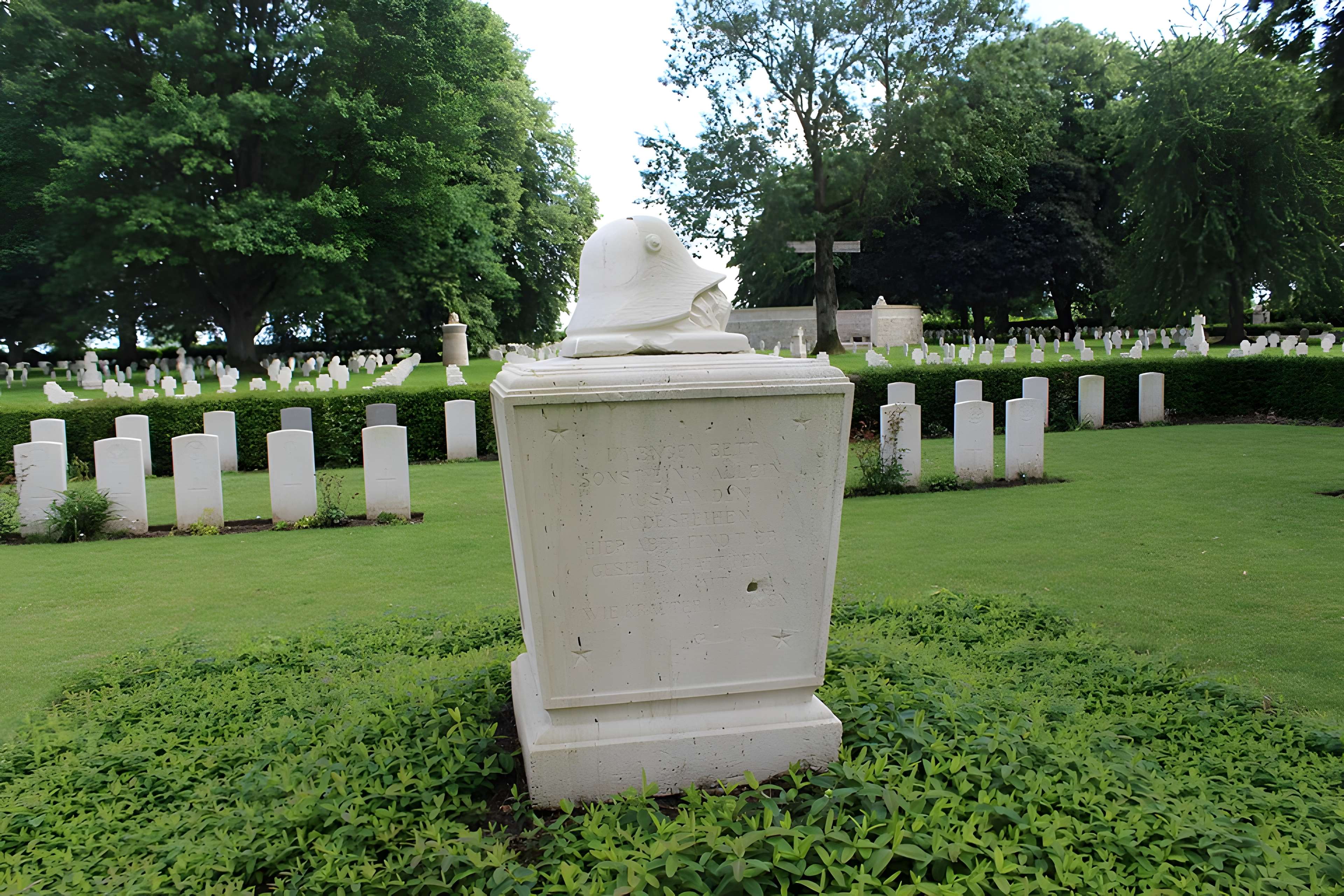 Ensemble formé par le cimetière allemand de la route de Solesmes et le Cambrai East Military Cemetery