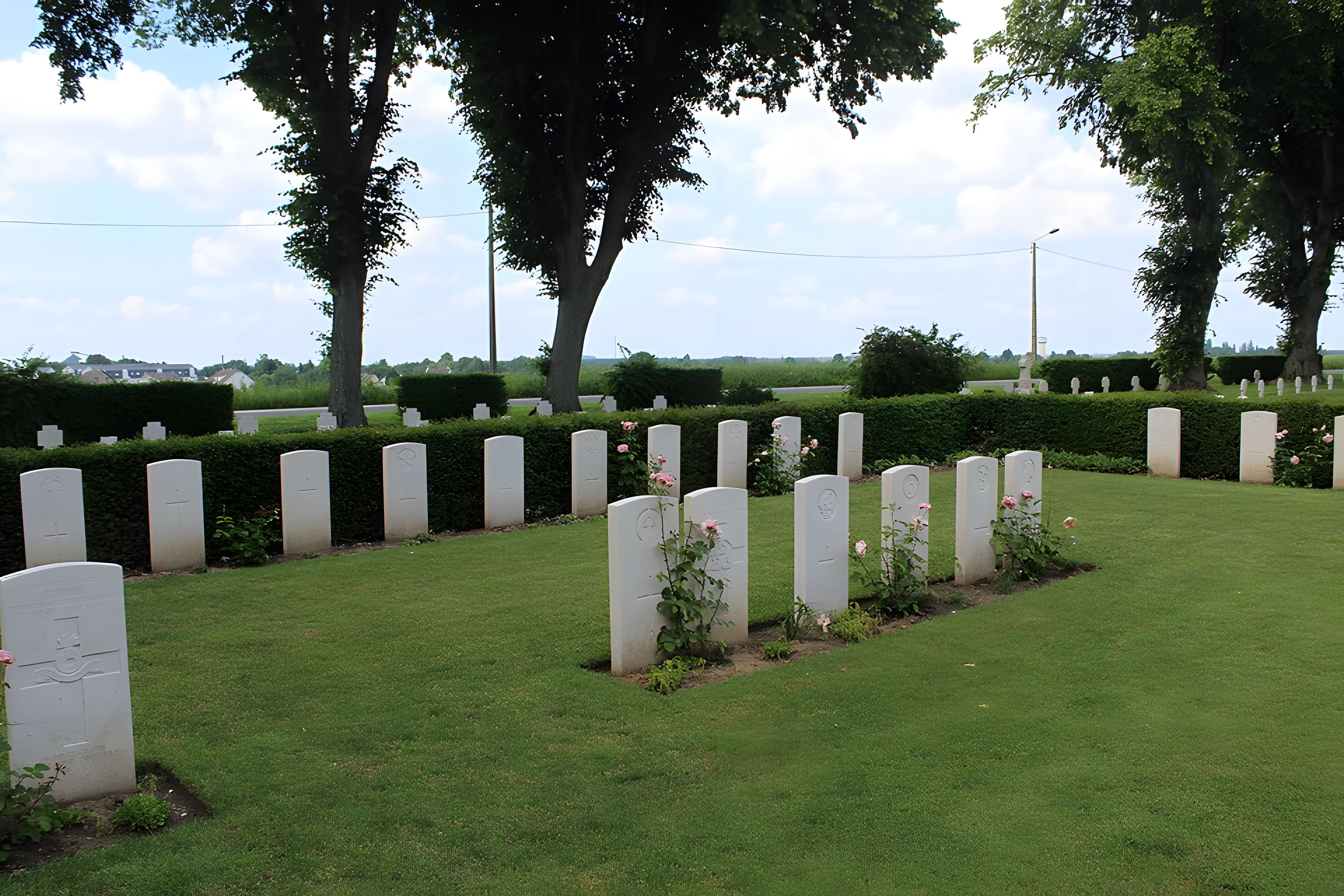Ensemble formé par le cimetière allemand de la route de Solesmes et le Cambrai East Military Cemetery