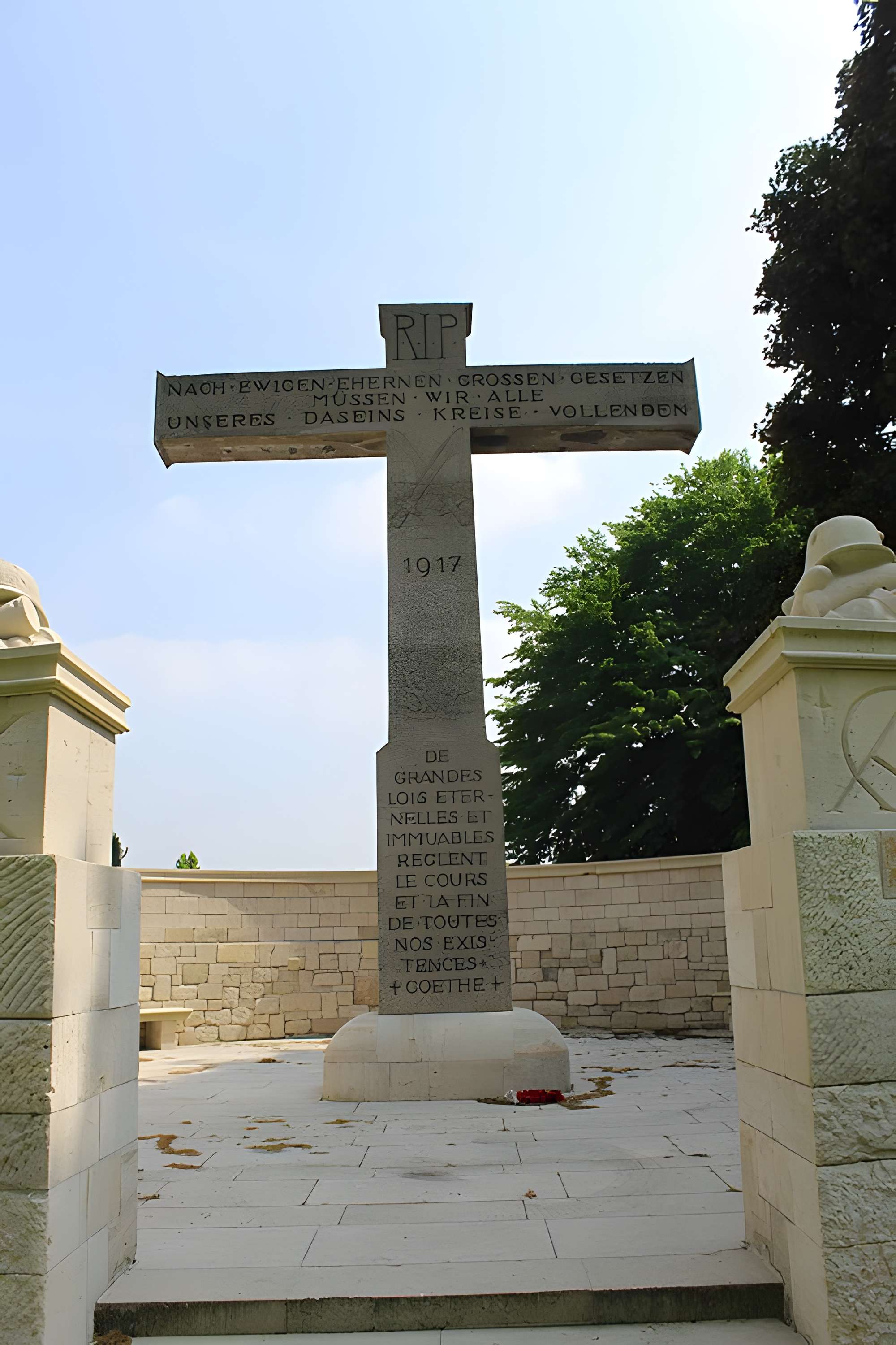 Ensemble formé par le cimetière allemand de la route de Solesmes et le Cambrai East Military Cemetery