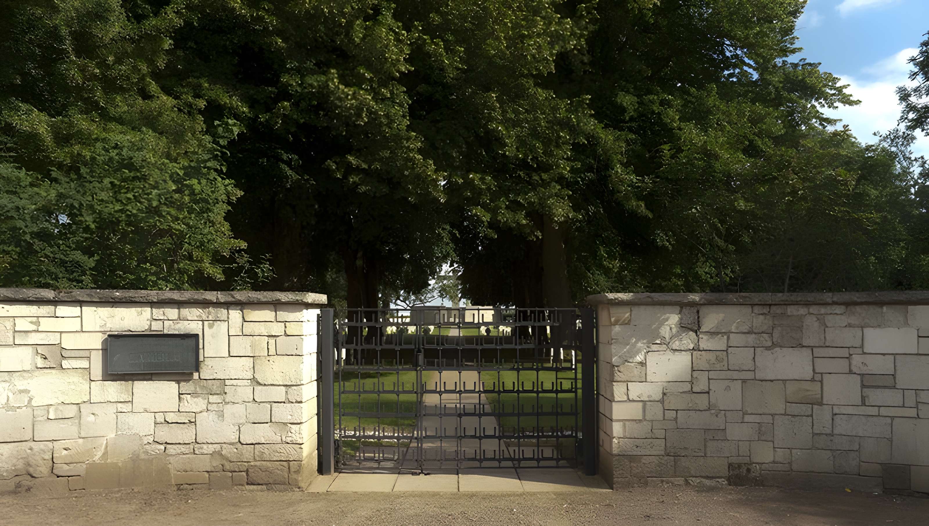 Ensemble formé par le cimetière allemand de la route de Solesmes et le Cambrai East Military Cemetery