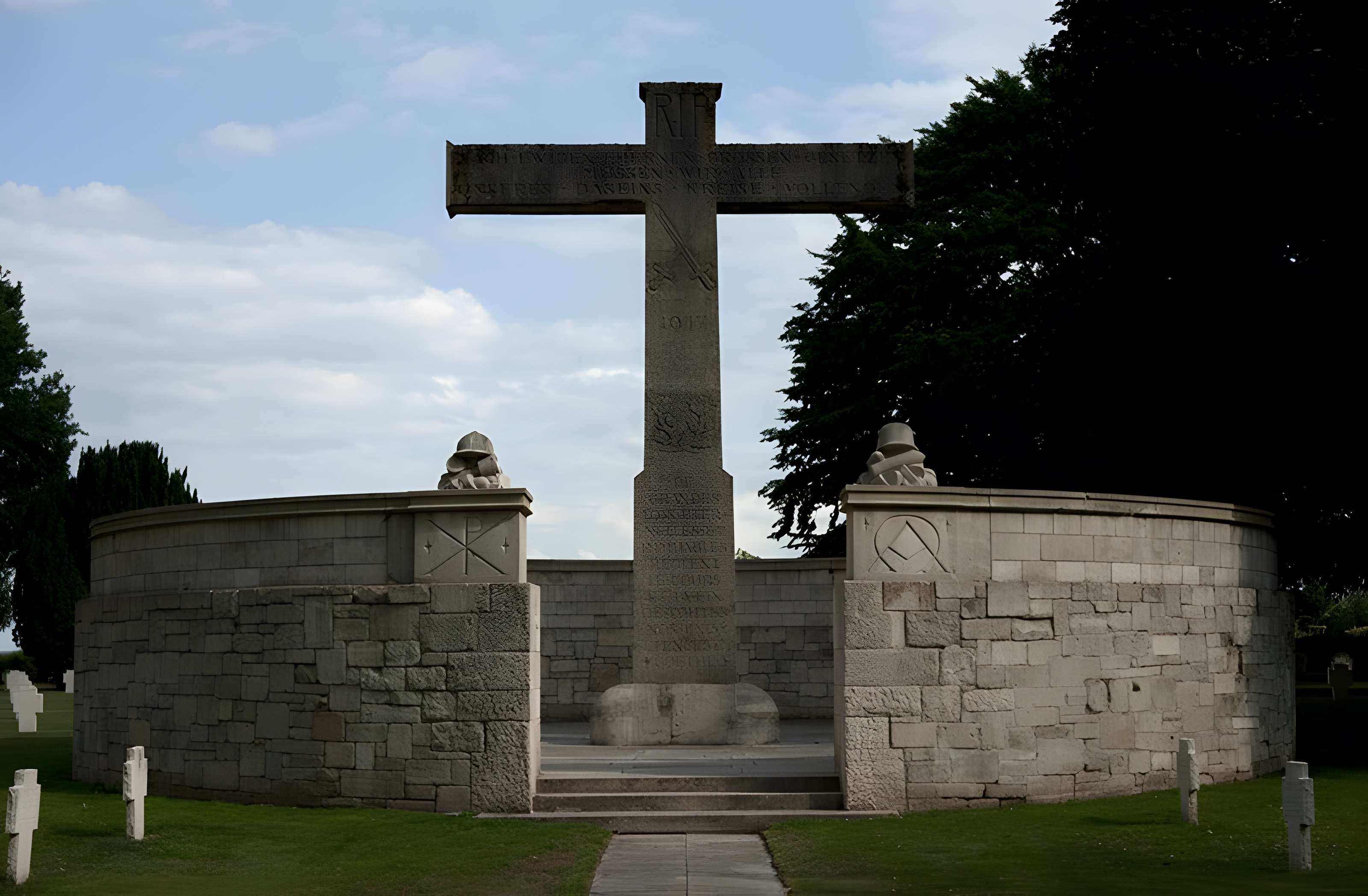 Ensemble formé par le cimetière allemand de la route de Solesmes et le Cambrai East Military Cemetery