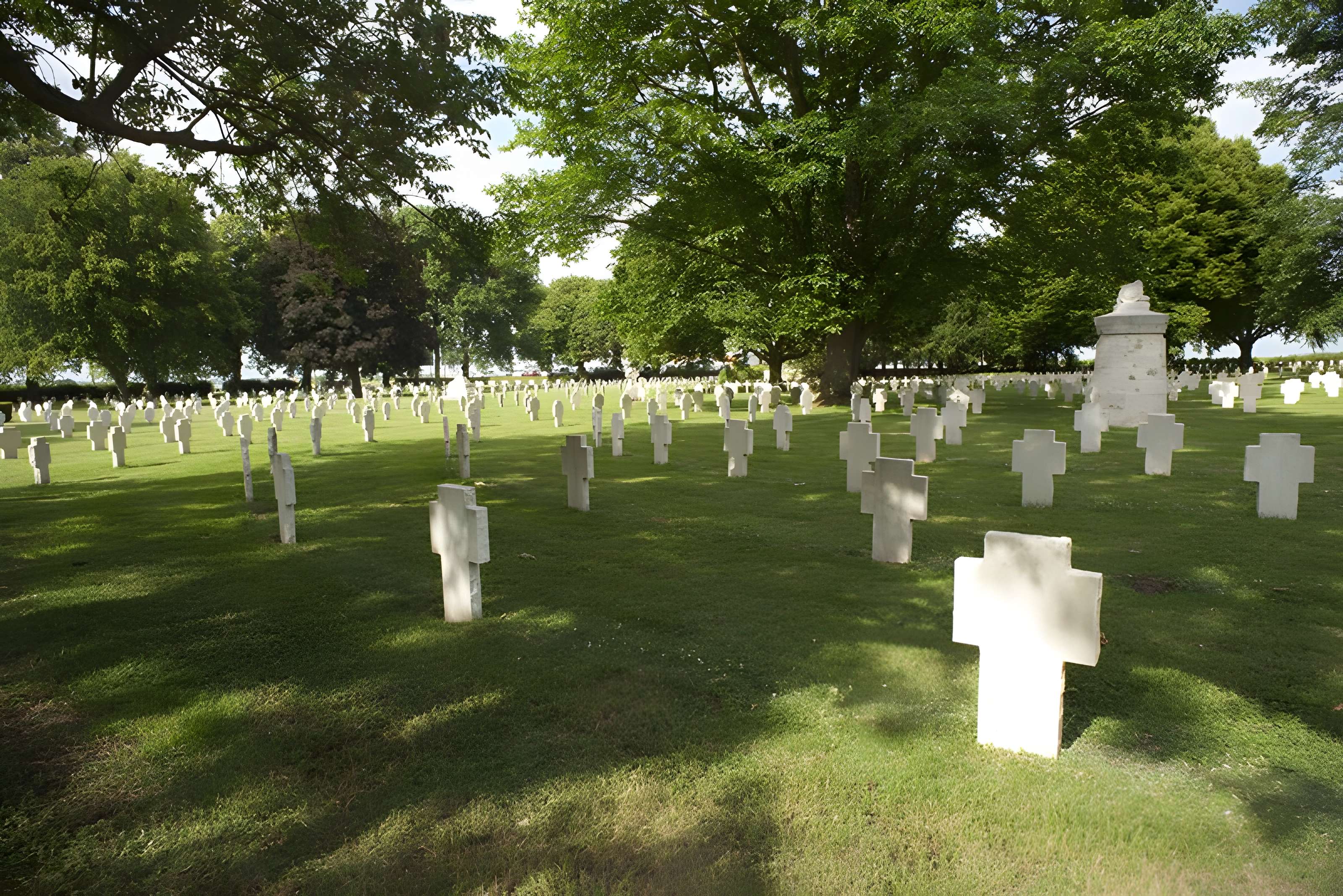 Ensemble formé par le cimetière allemand de la route de Solesmes et le Cambrai East Military Cemetery
