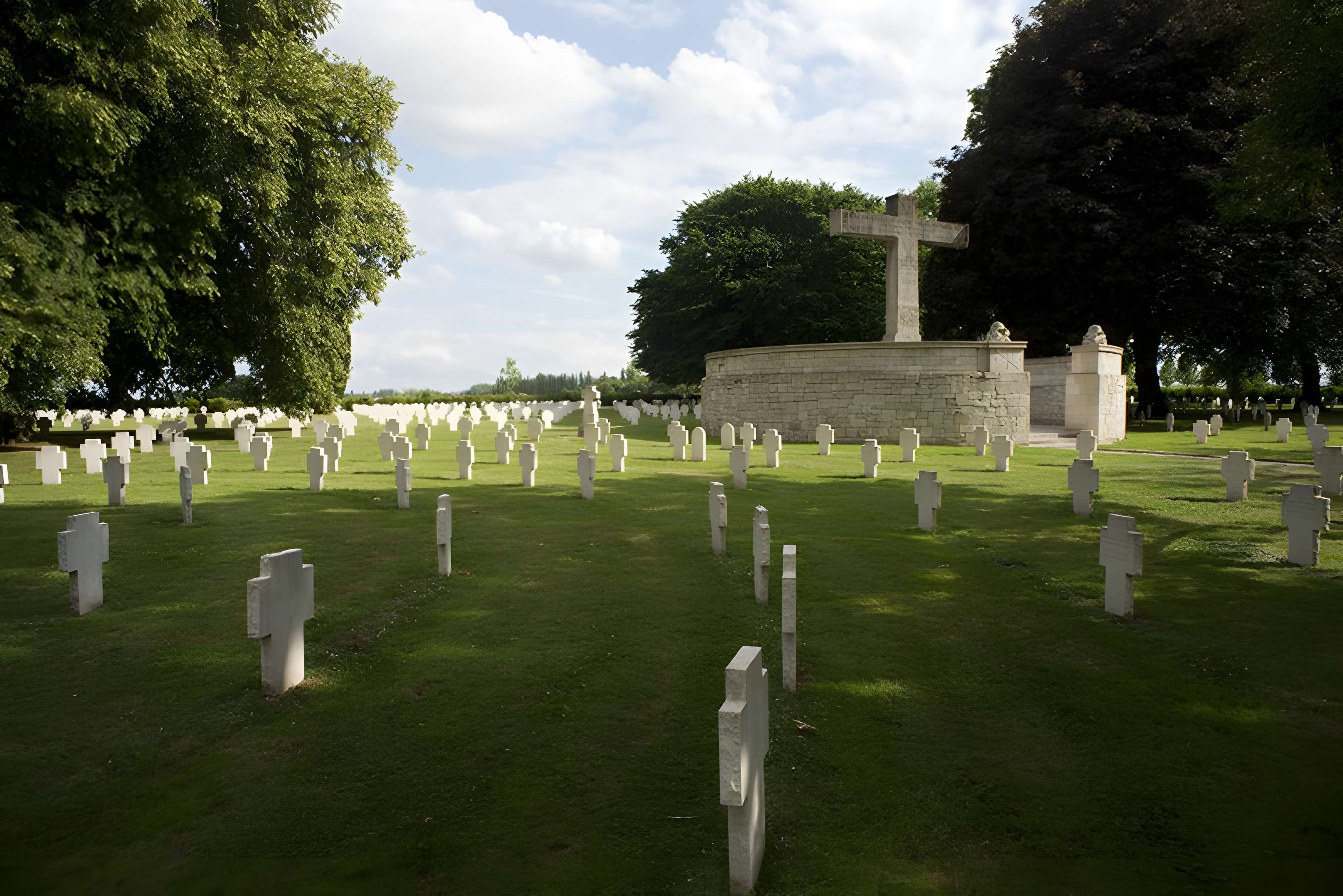 Ensemble formé par le cimetière allemand de la route de Solesmes et le Cambrai East Military Cemetery