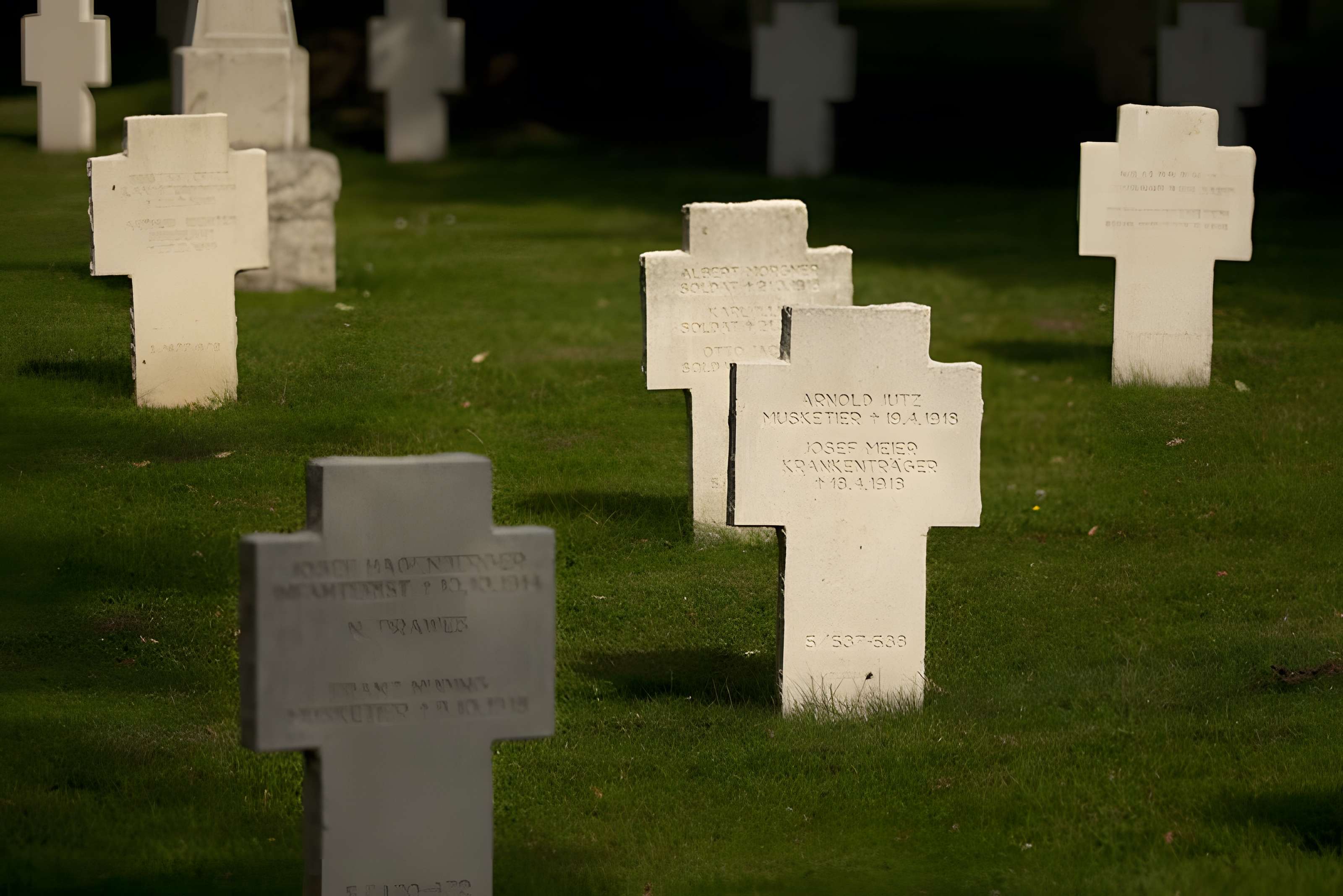 Ensemble formé par le cimetière allemand de la route de Solesmes et le Cambrai East Military Cemetery