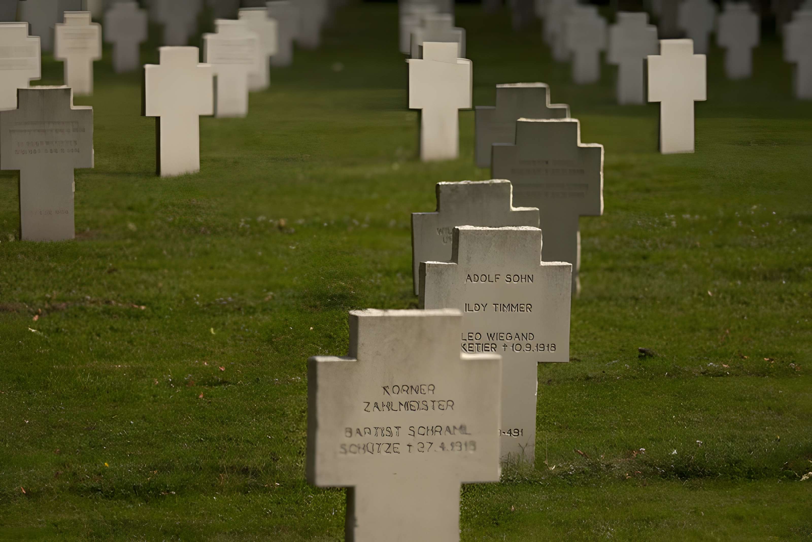 Ensemble formé par le cimetière allemand de la route de Solesmes et le Cambrai East Military Cemetery
