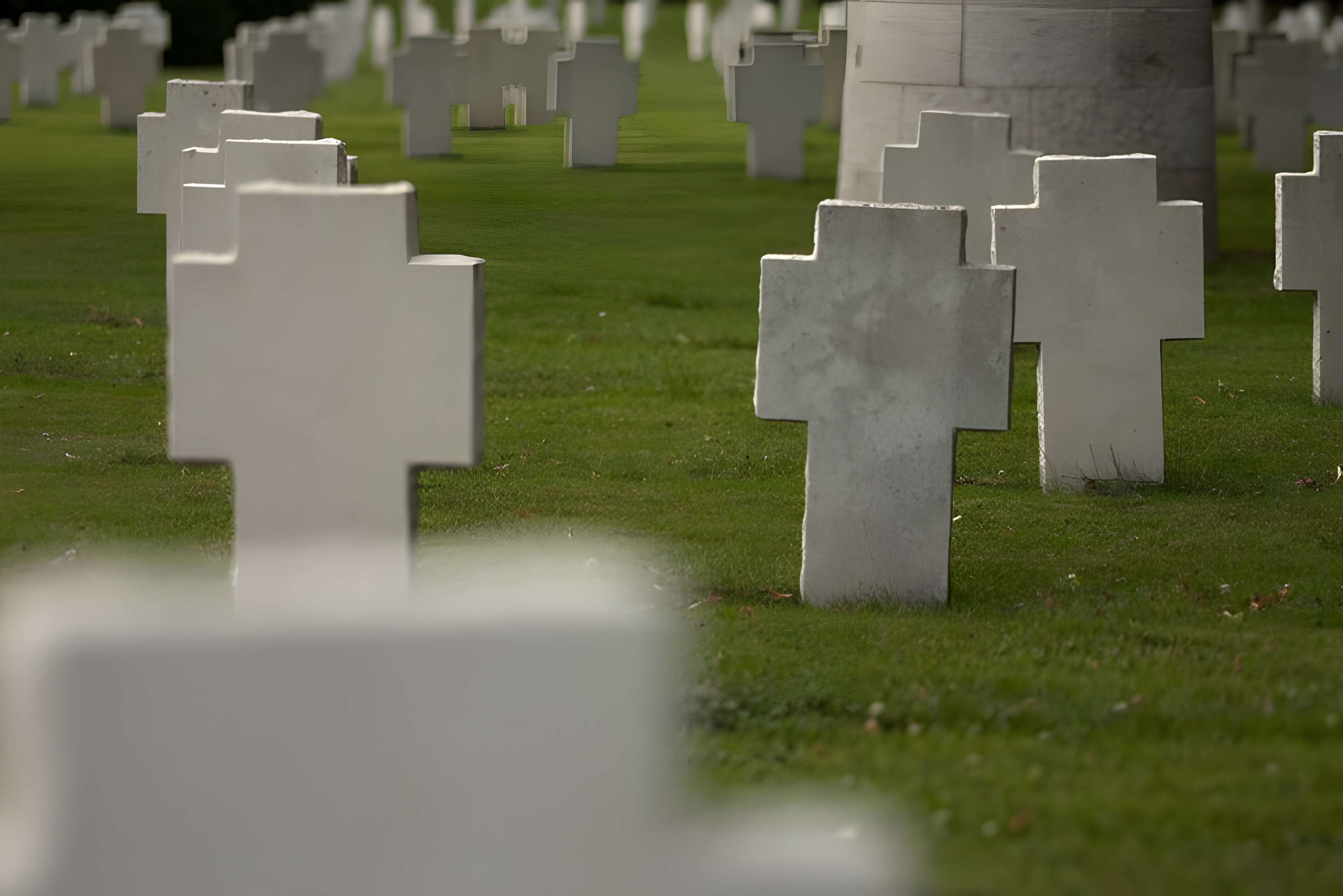 Ensemble formé par le cimetière allemand de la route de Solesmes et le Cambrai East Military Cemetery