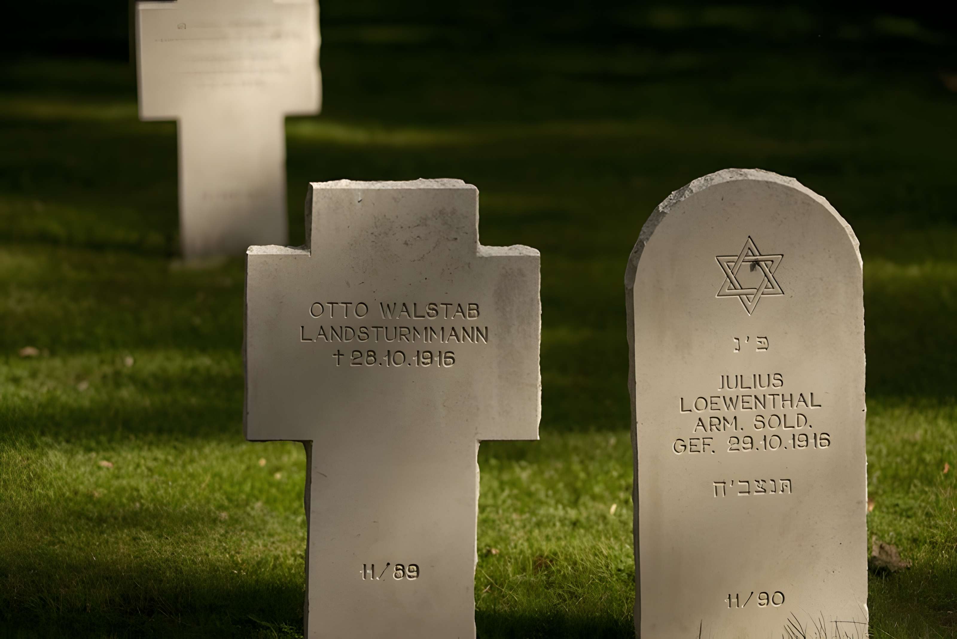 Ensemble formé par le cimetière allemand de la route de Solesmes et le Cambrai East Military Cemetery