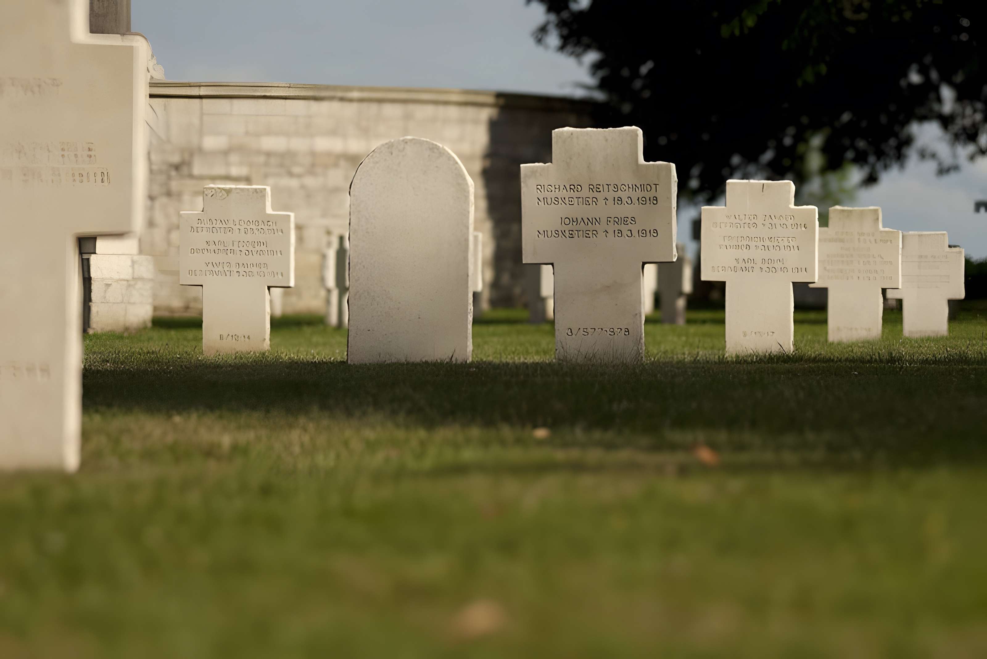 Ensemble formé par le cimetière allemand de la route de Solesmes et le Cambrai East Military Cemetery
