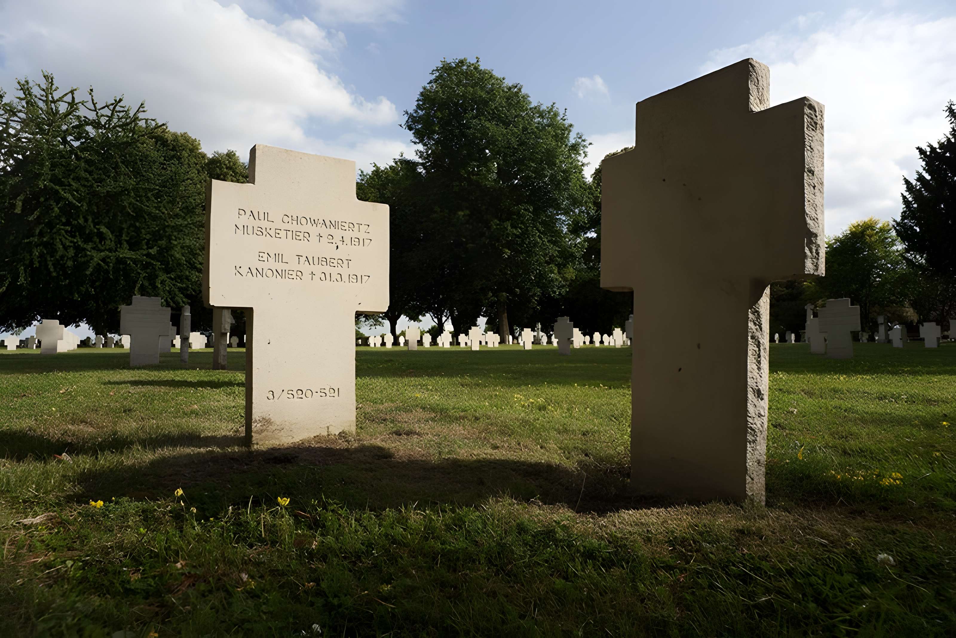 Ensemble formé par le cimetière allemand de la route de Solesmes et le Cambrai East Military Cemetery
