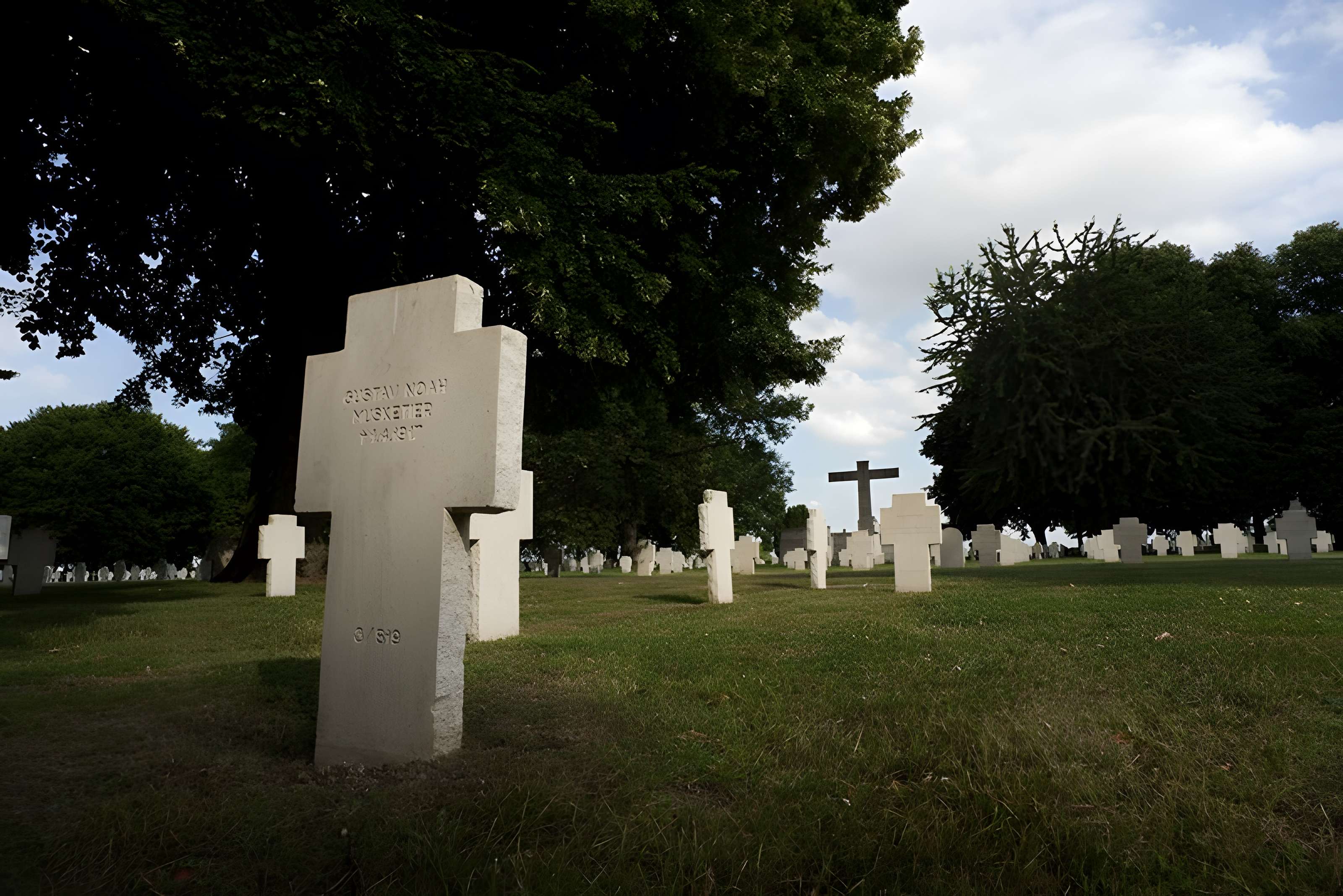 Ensemble formé par le cimetière allemand de la route de Solesmes et le Cambrai East Military Cemetery