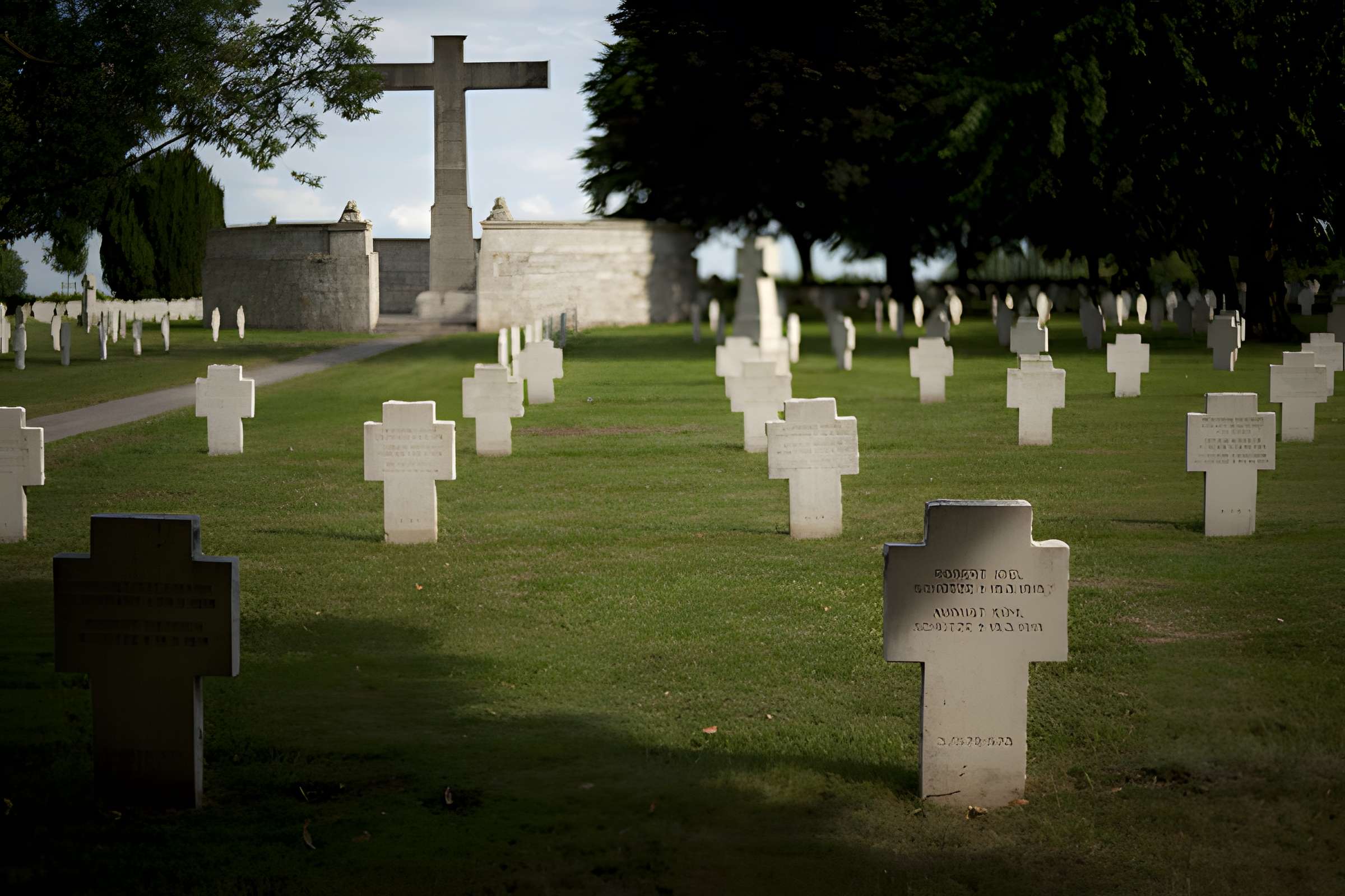 Ensemble formé par le cimetière allemand de la route de Solesmes et le Cambrai East Military Cemetery
