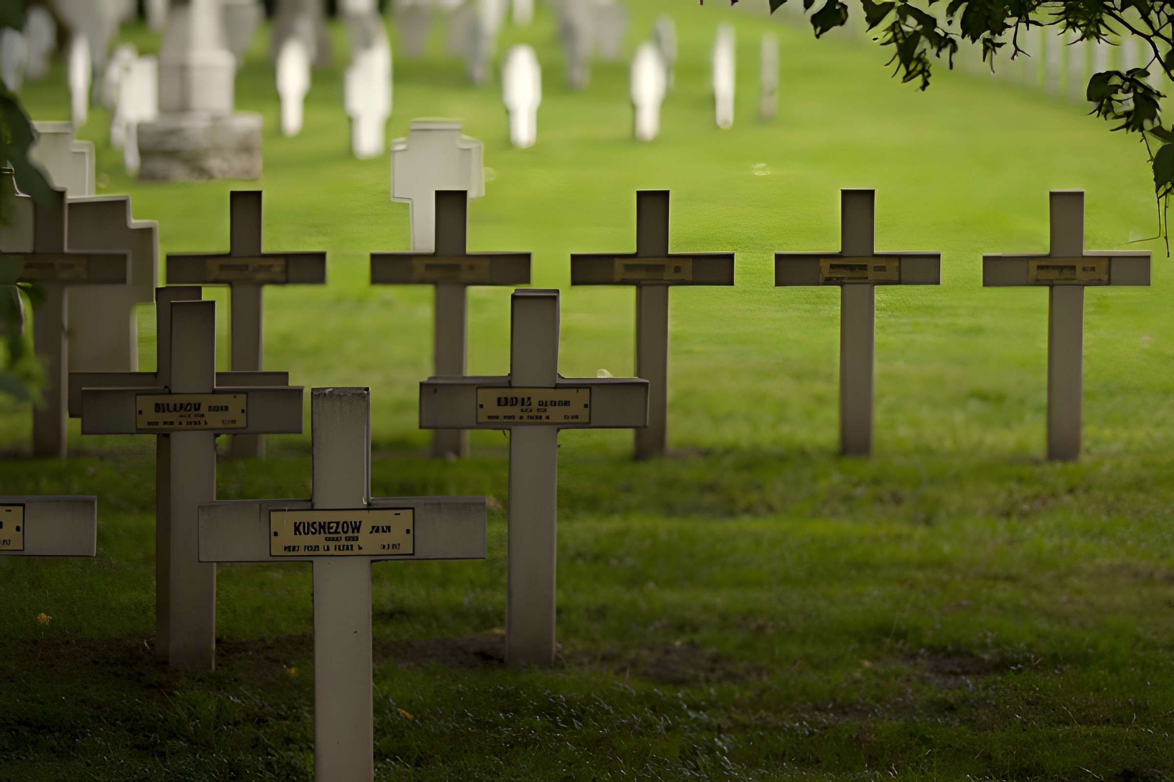 Ensemble formé par le cimetière allemand de la route de Solesmes et le Cambrai East Military Cemetery