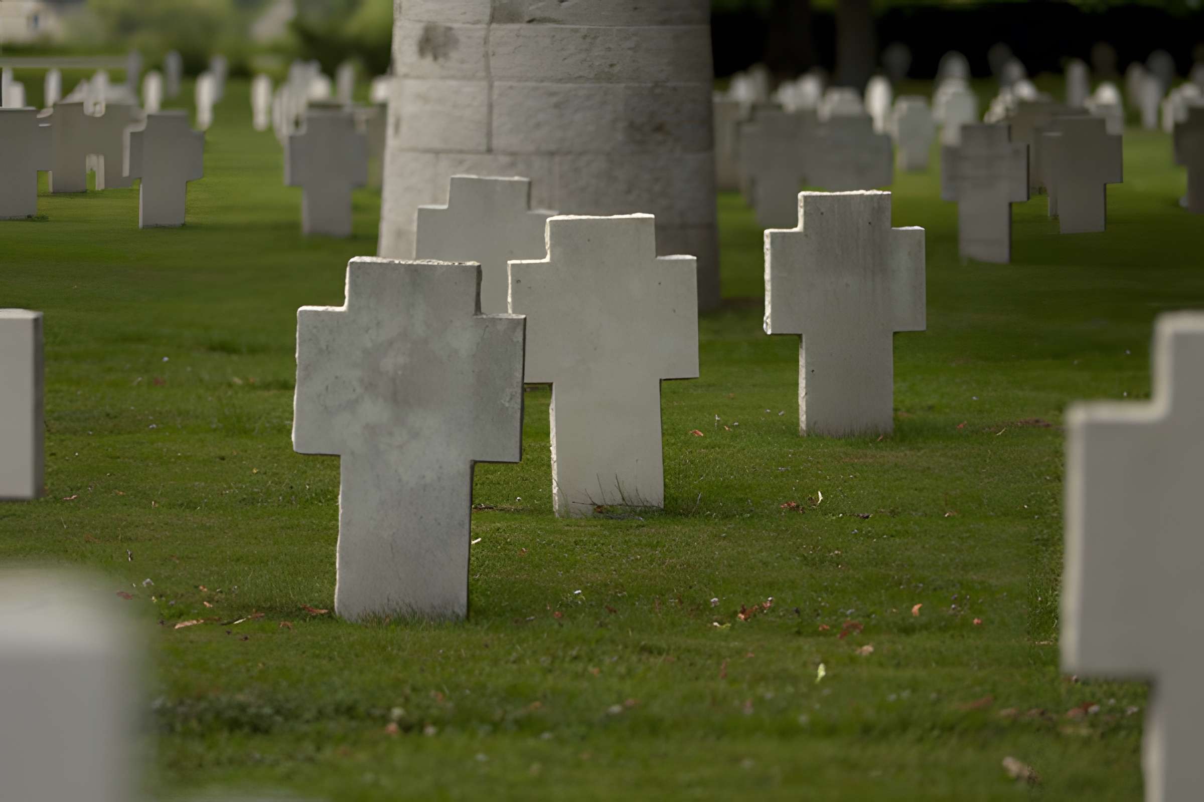 Ensemble formé par le cimetière allemand de la route de Solesmes et le Cambrai East Military Cemetery
