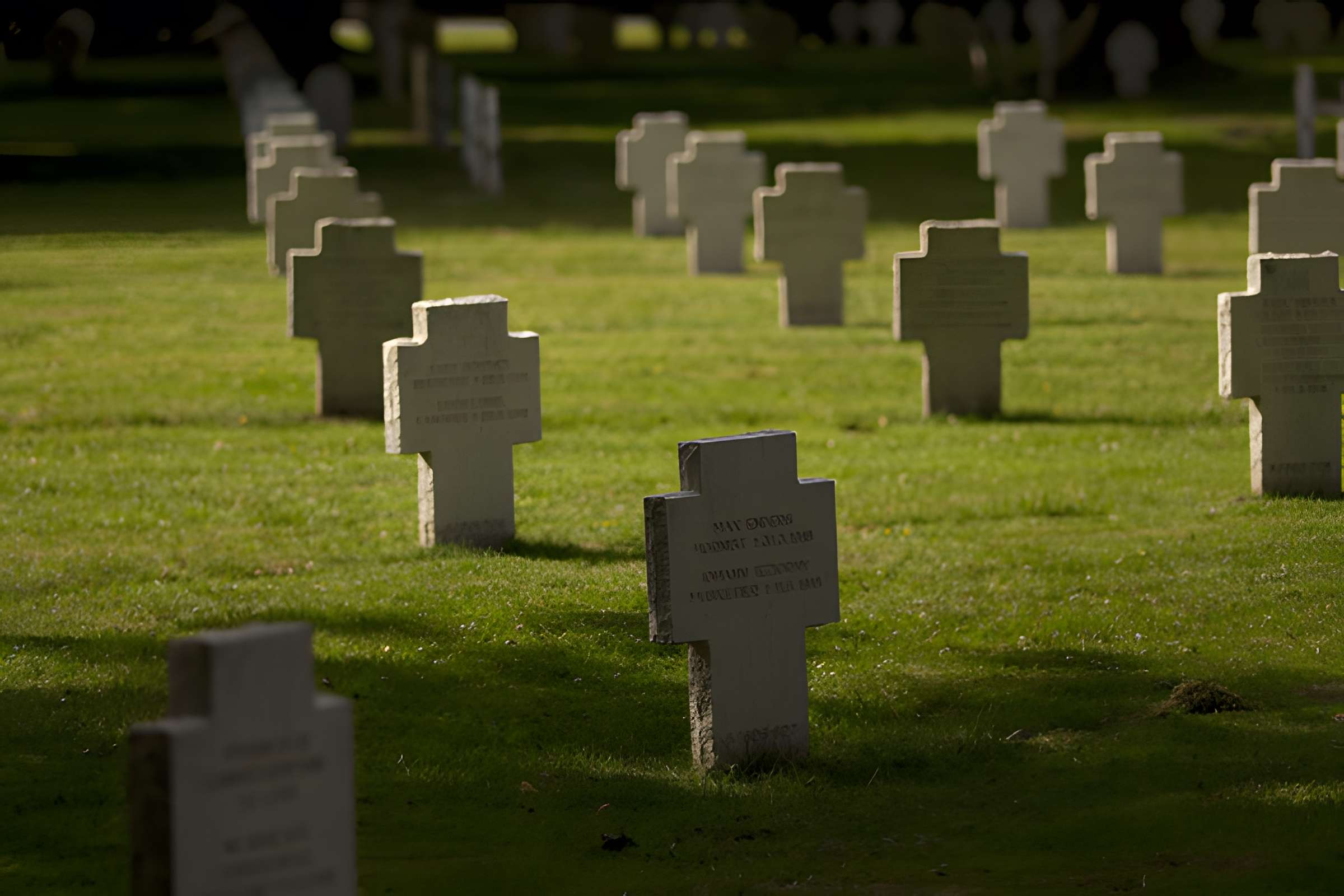 Ensemble formé par le cimetière allemand de la route de Solesmes et le Cambrai East Military Cemetery