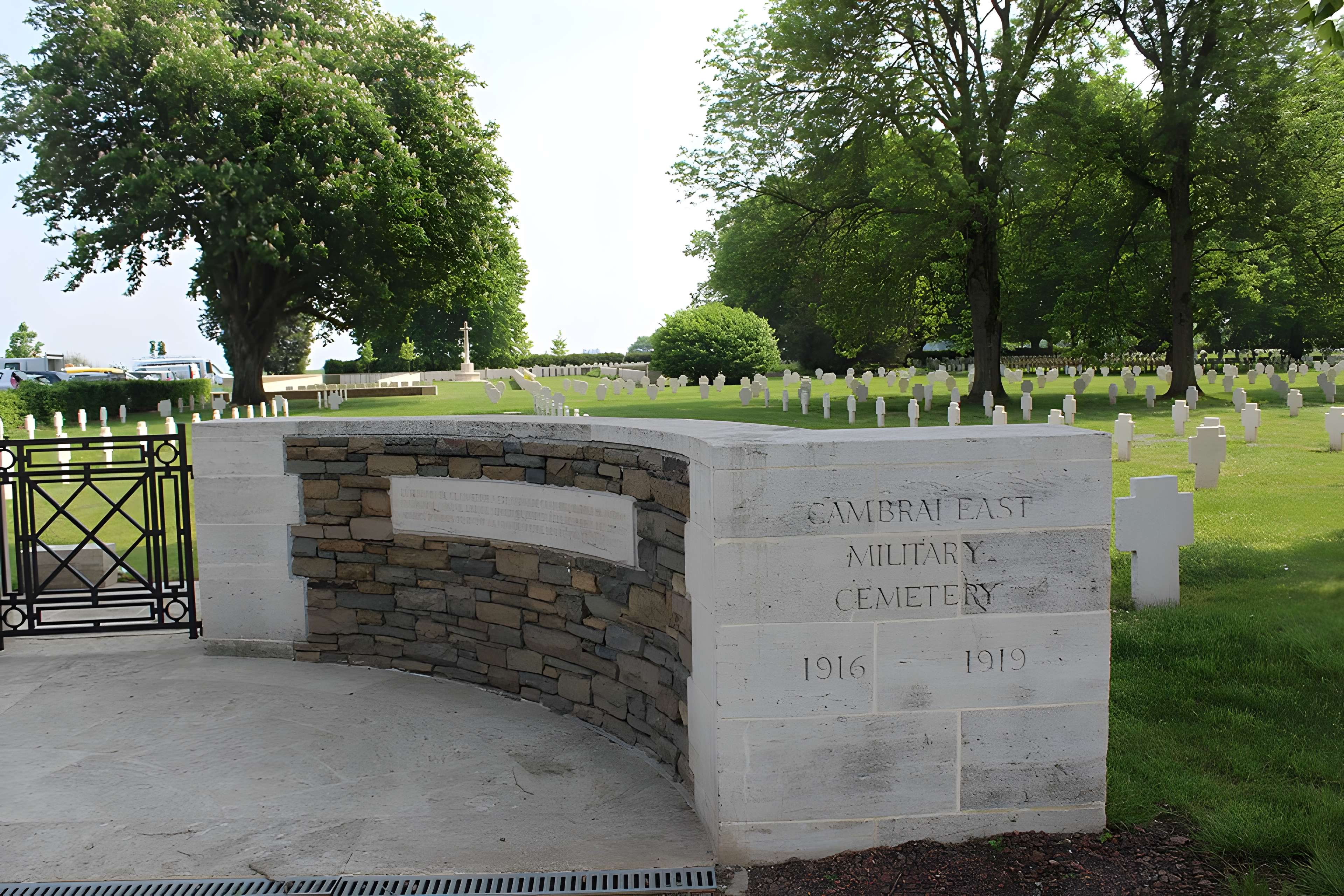 Ensemble formé par le cimetière allemand de la route de Solesmes et le Cambrai East Military Cemetery