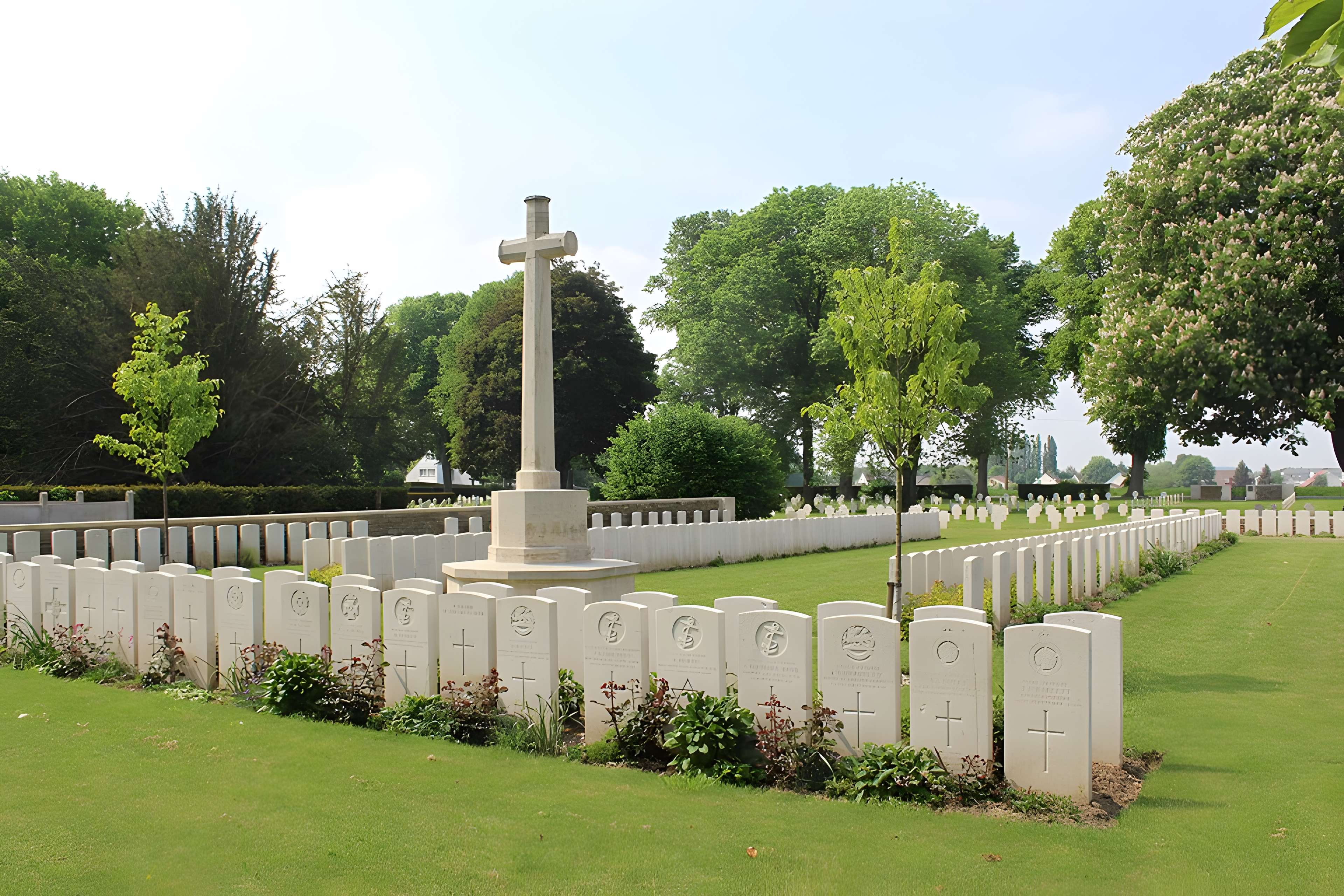 Ensemble formé par le cimetière allemand de la route de Solesmes et le Cambrai East Military Cemetery