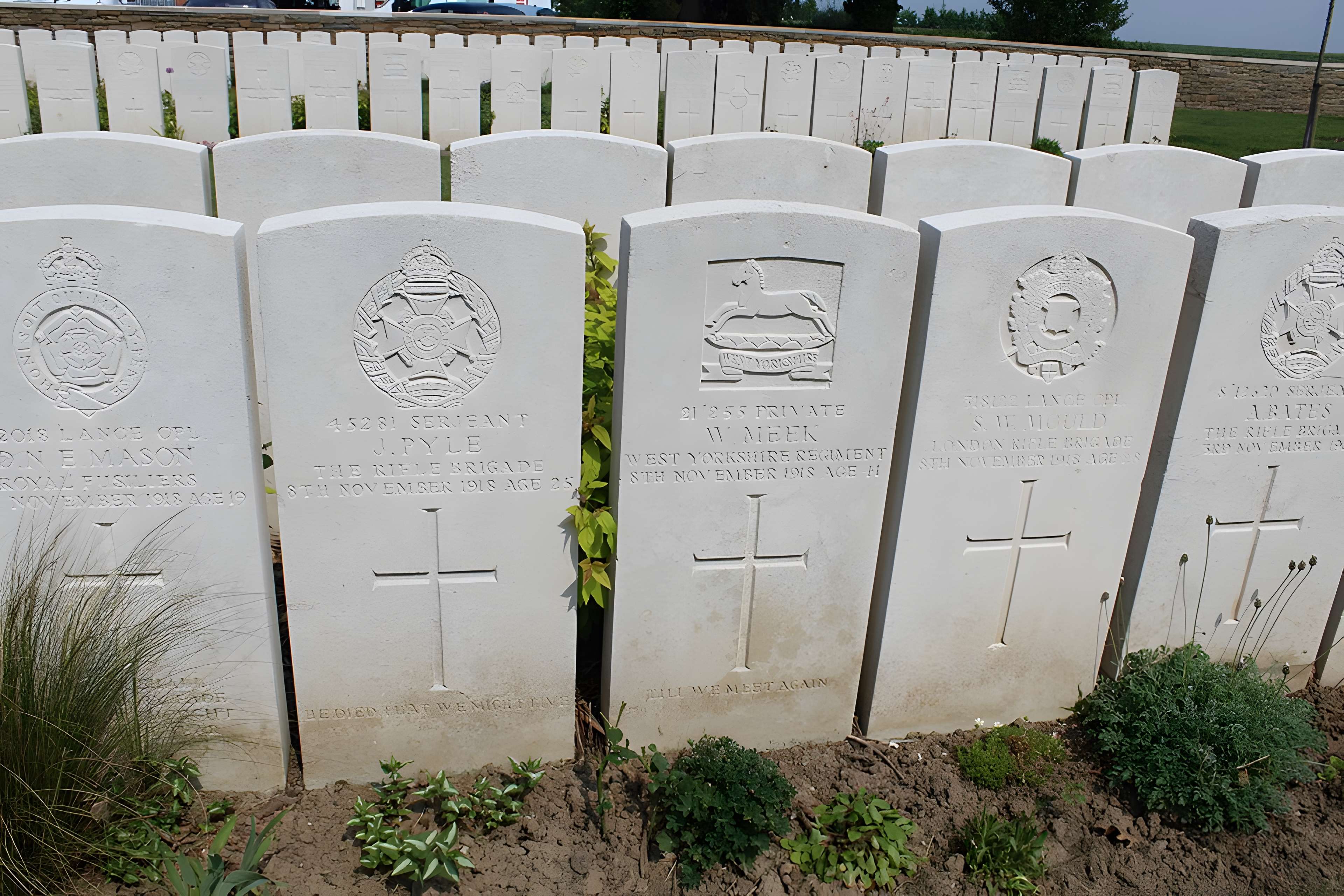 Ensemble formé par le cimetière allemand de la route de Solesmes et le Cambrai East Military Cemetery
