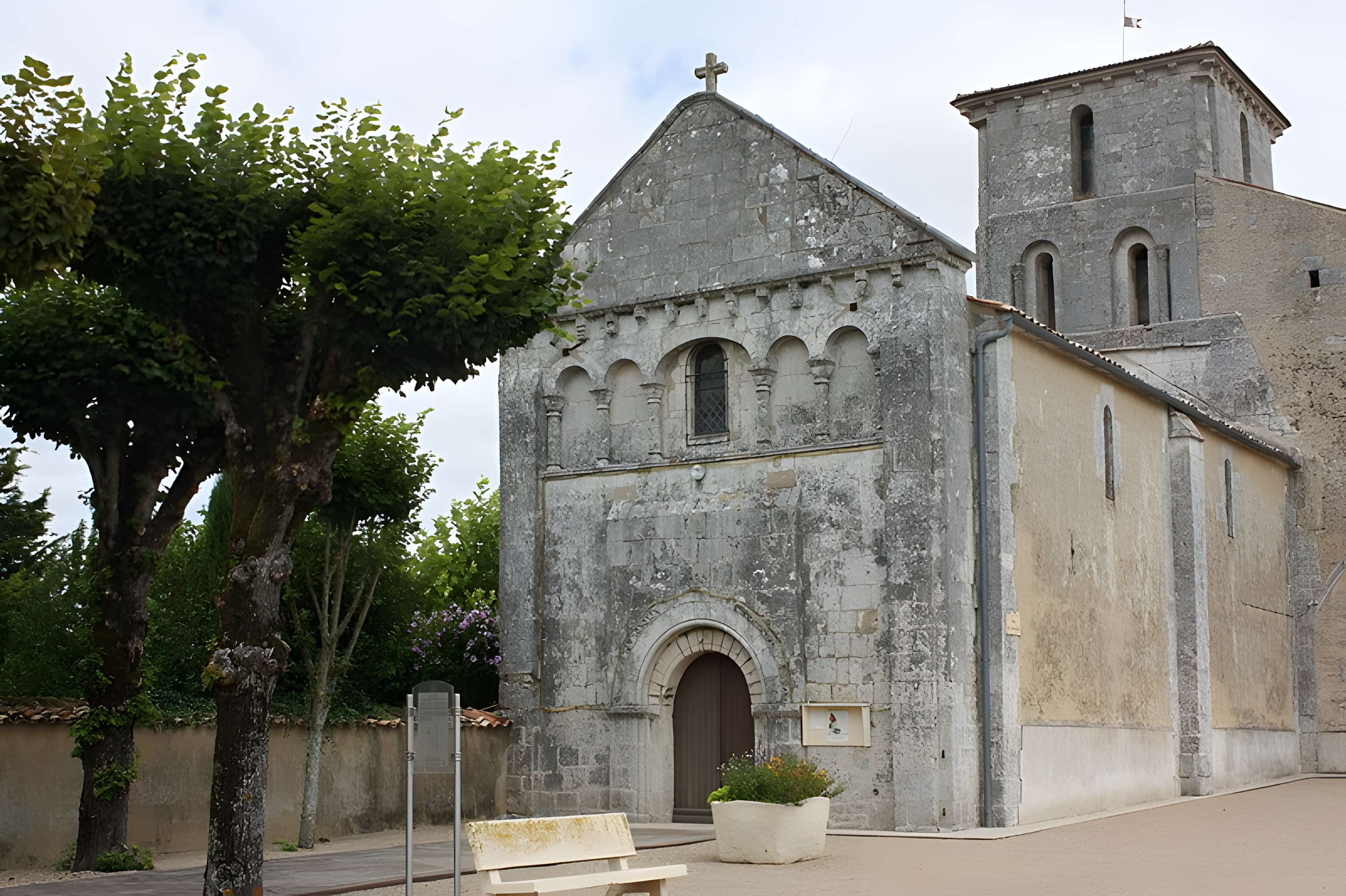 Église Saint-Pierre de Semoussac
