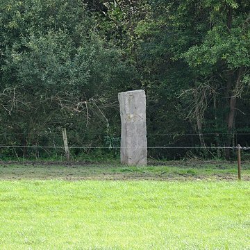 Borne au Queviron, sise au Marais-des-Six-Villes