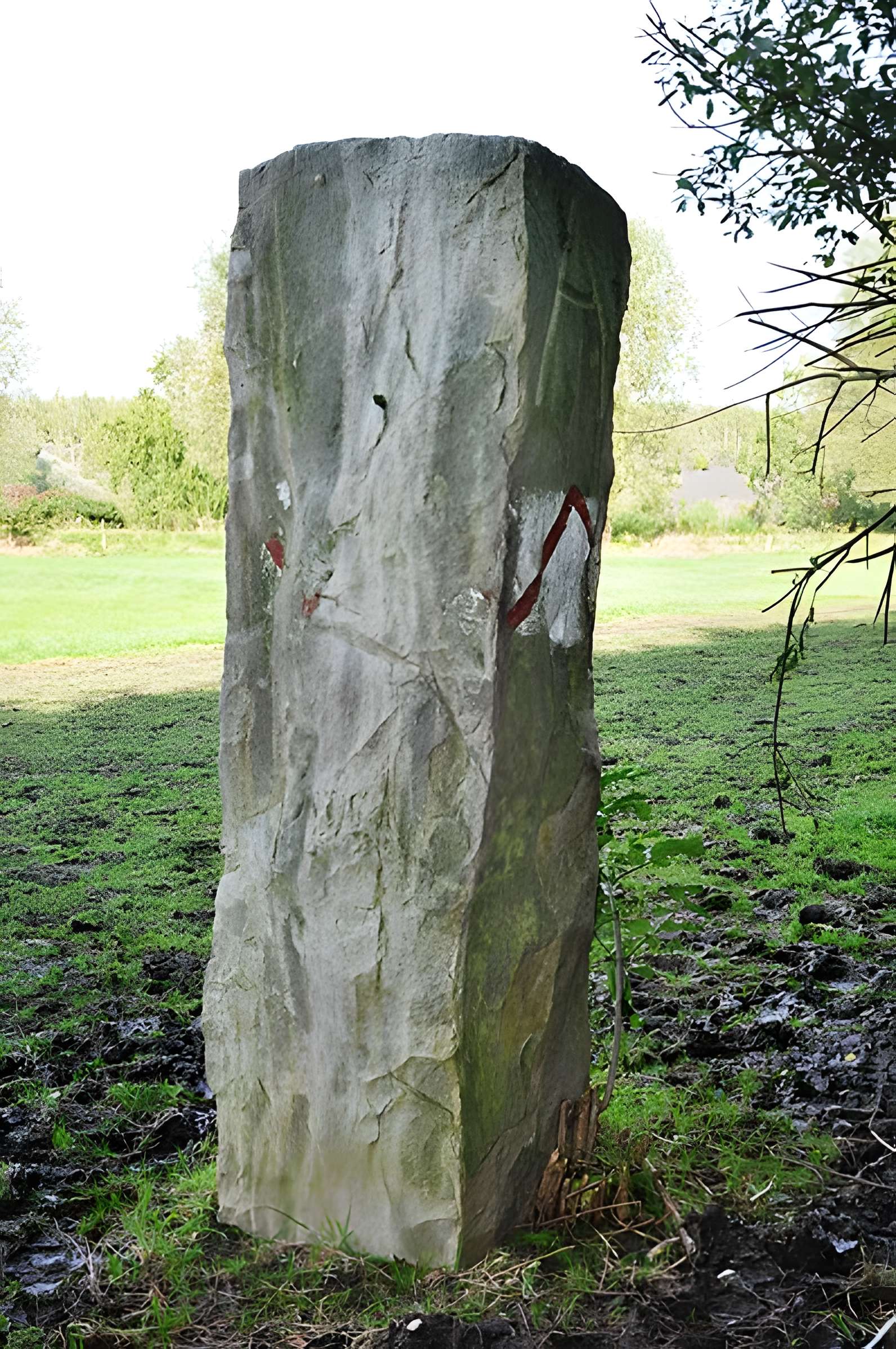 Borne au Queviron, sise au Marais-des-Six-Villes