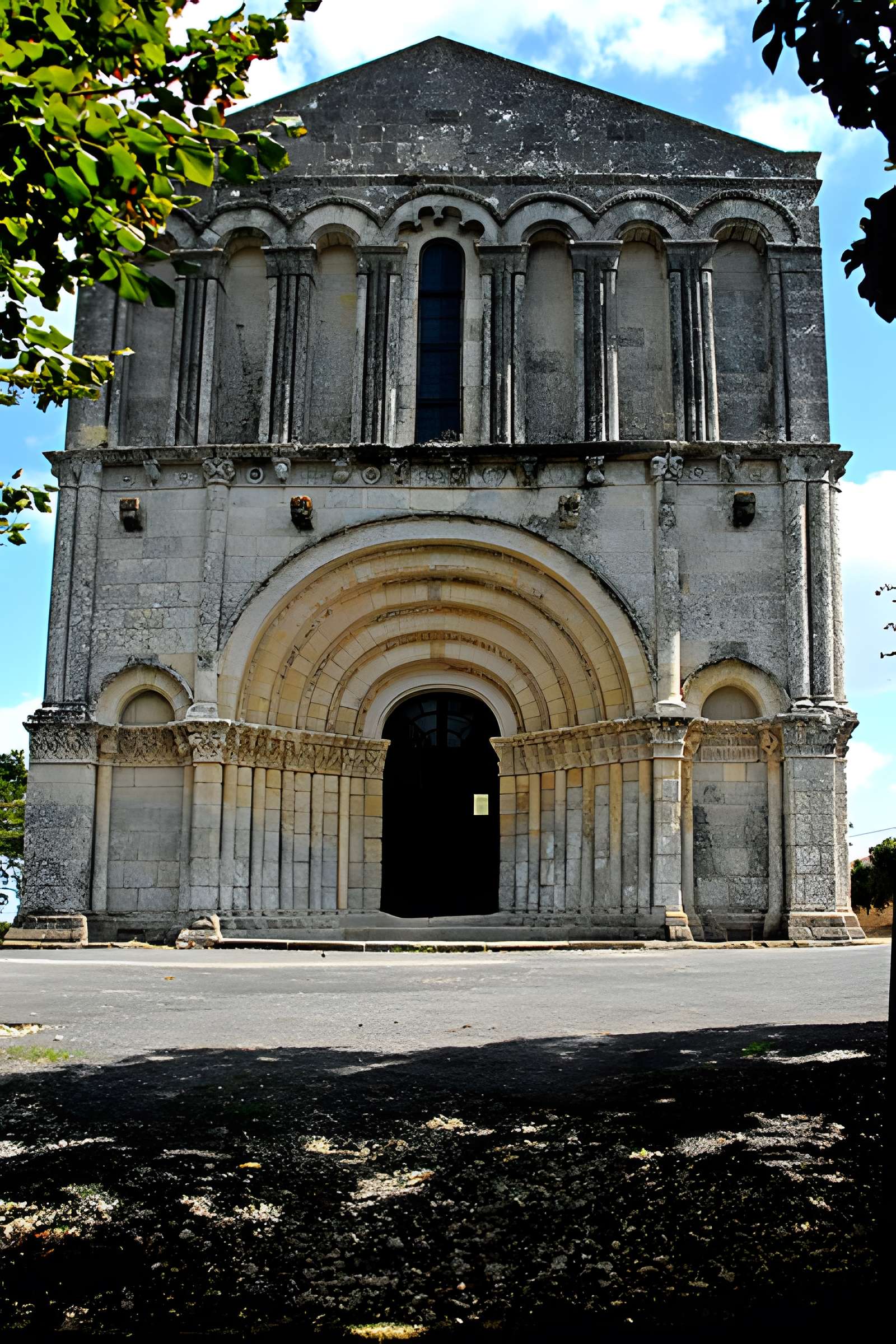 Église Saint-Pierre d'Échebrune